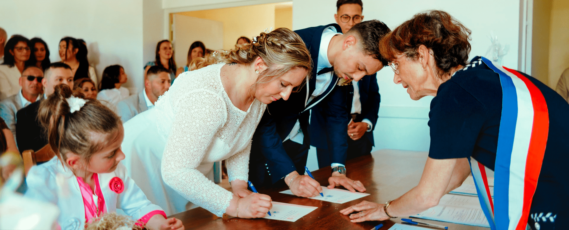 Photo du reportage de Cécile et Luc, signature des certificats civiles