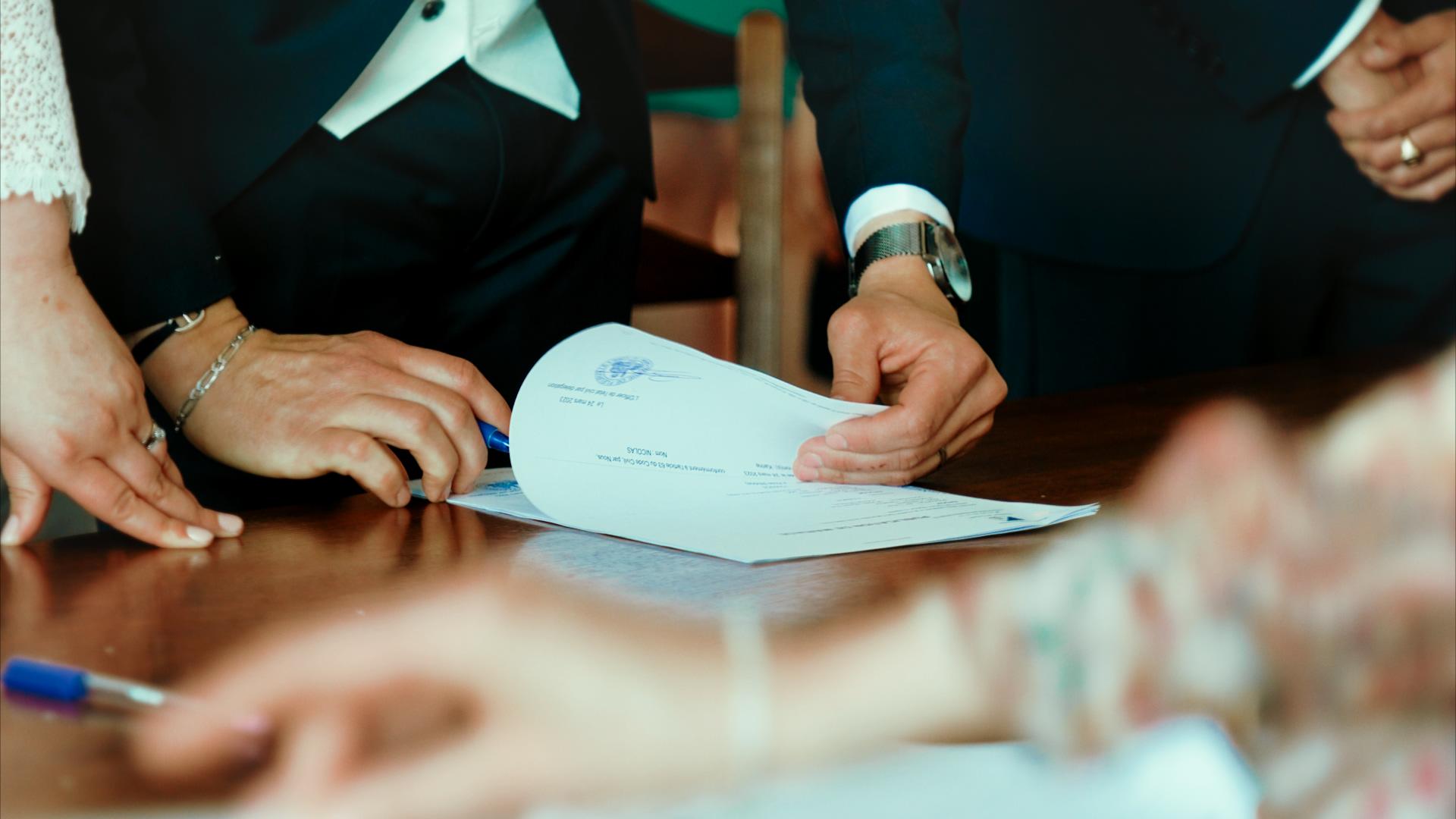 Photo du reportage de Cécile et Luc, signature des certificats de mariage durant la cérémonie civile