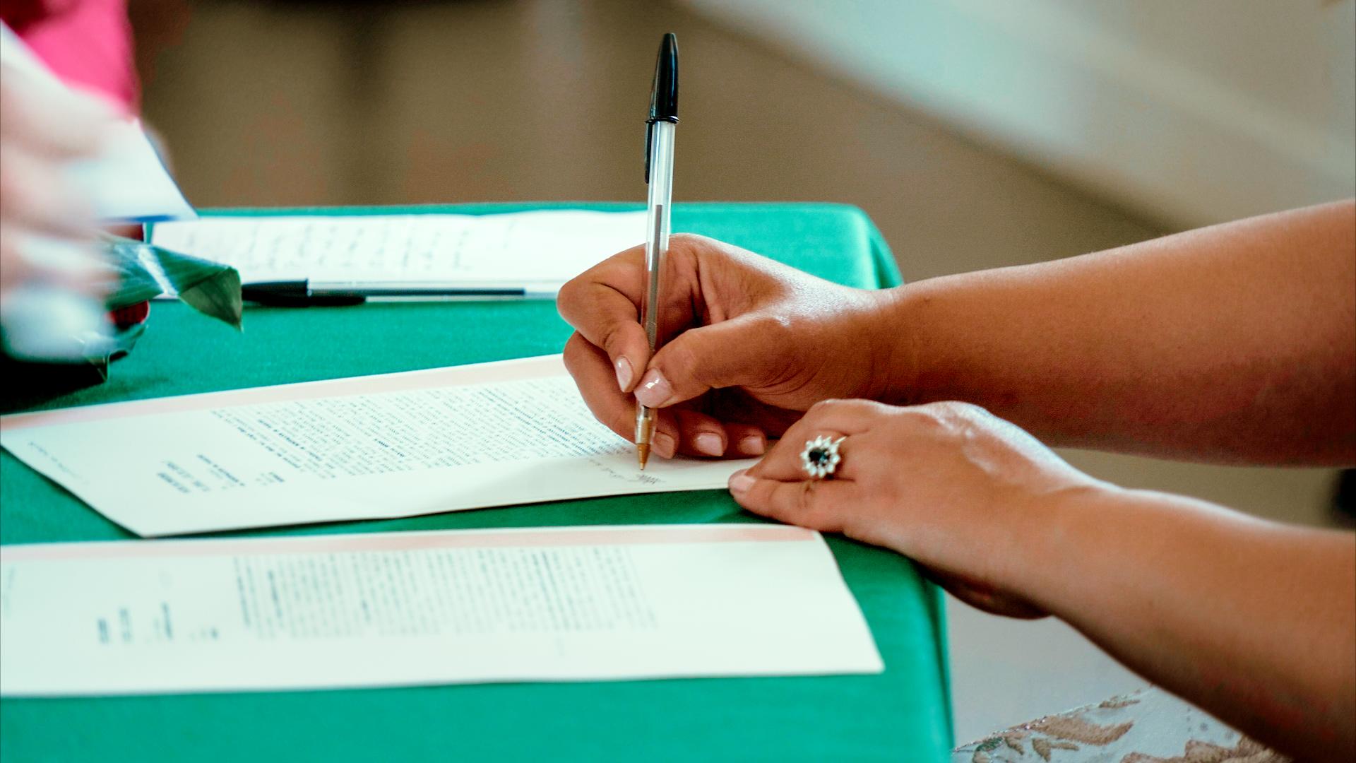 Photo du reportage de Joanna et Christophe, la signature des certificats de mariages