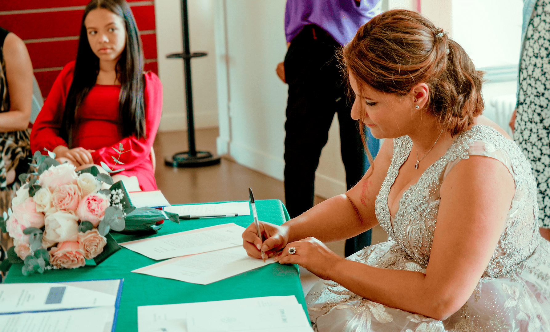 Photo du reportage de Joanna et Christophe, la mariée signant le certificat