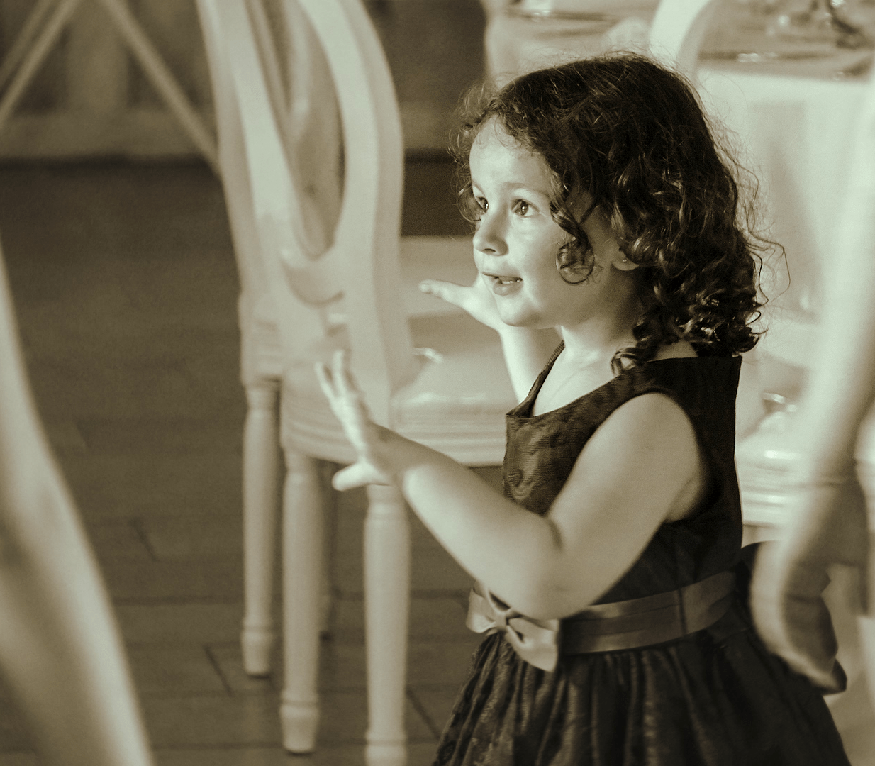 Photo du reportage de Joanna et Christophe, une enfant entre les tables de réception