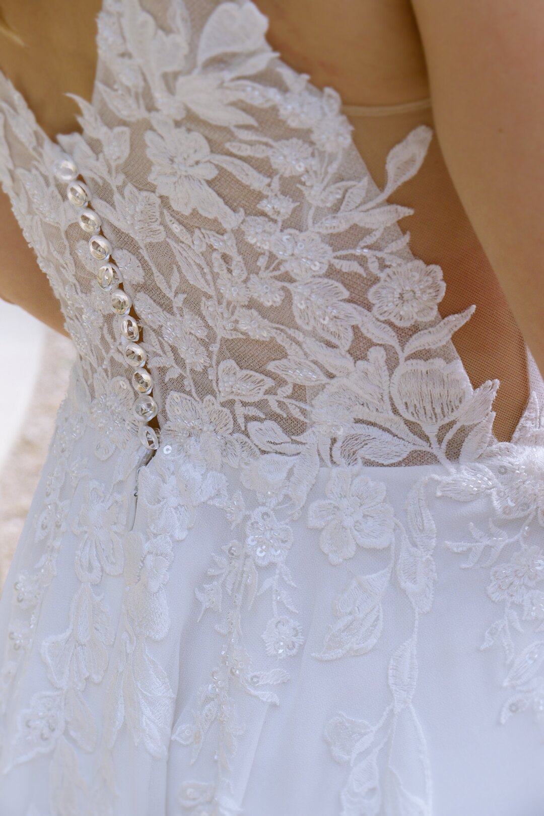 BOURCET_ – 00000055 Détails de la robe de la mariée de dos
