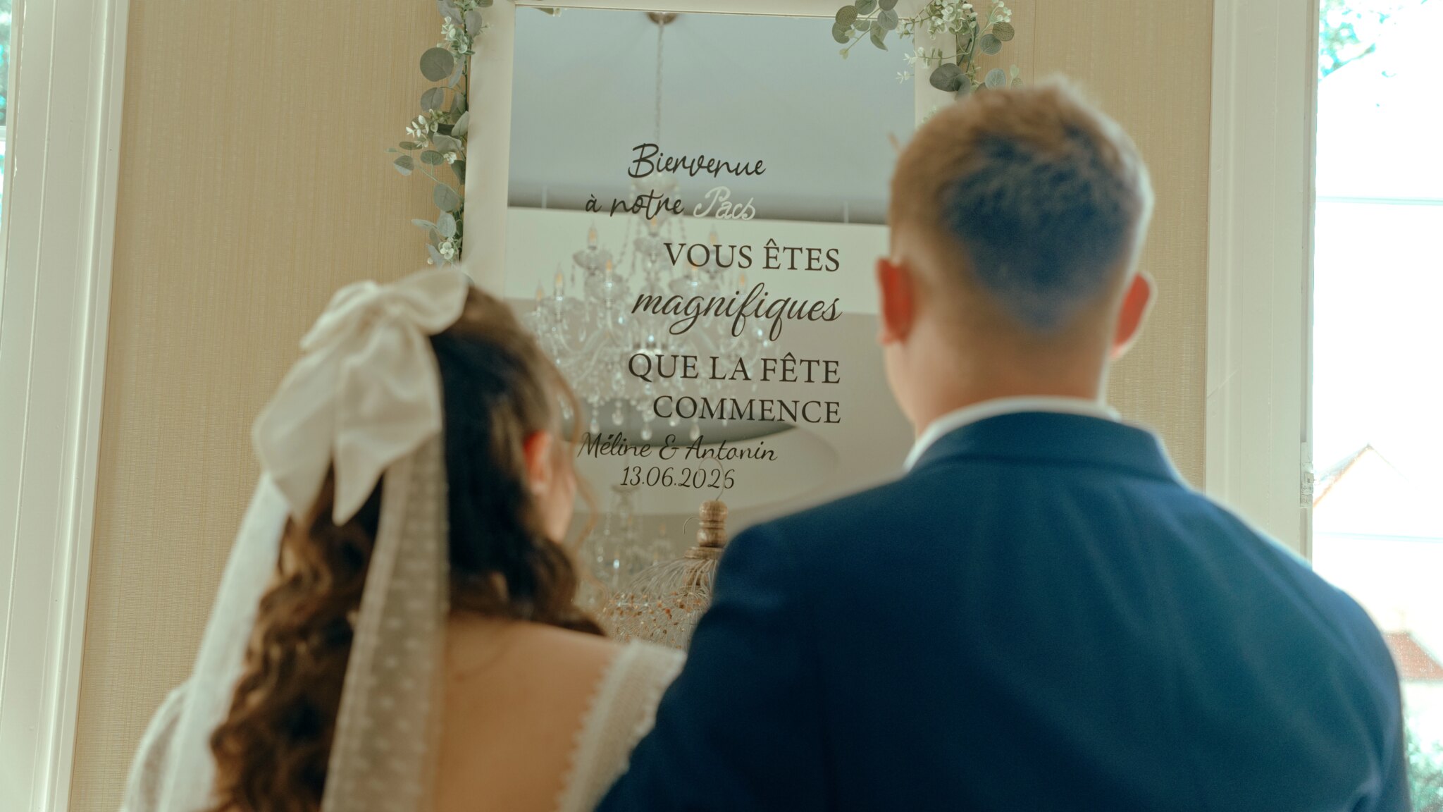 Méline et Antonin devant leur miroir de bienvenue, 13 juin 2026