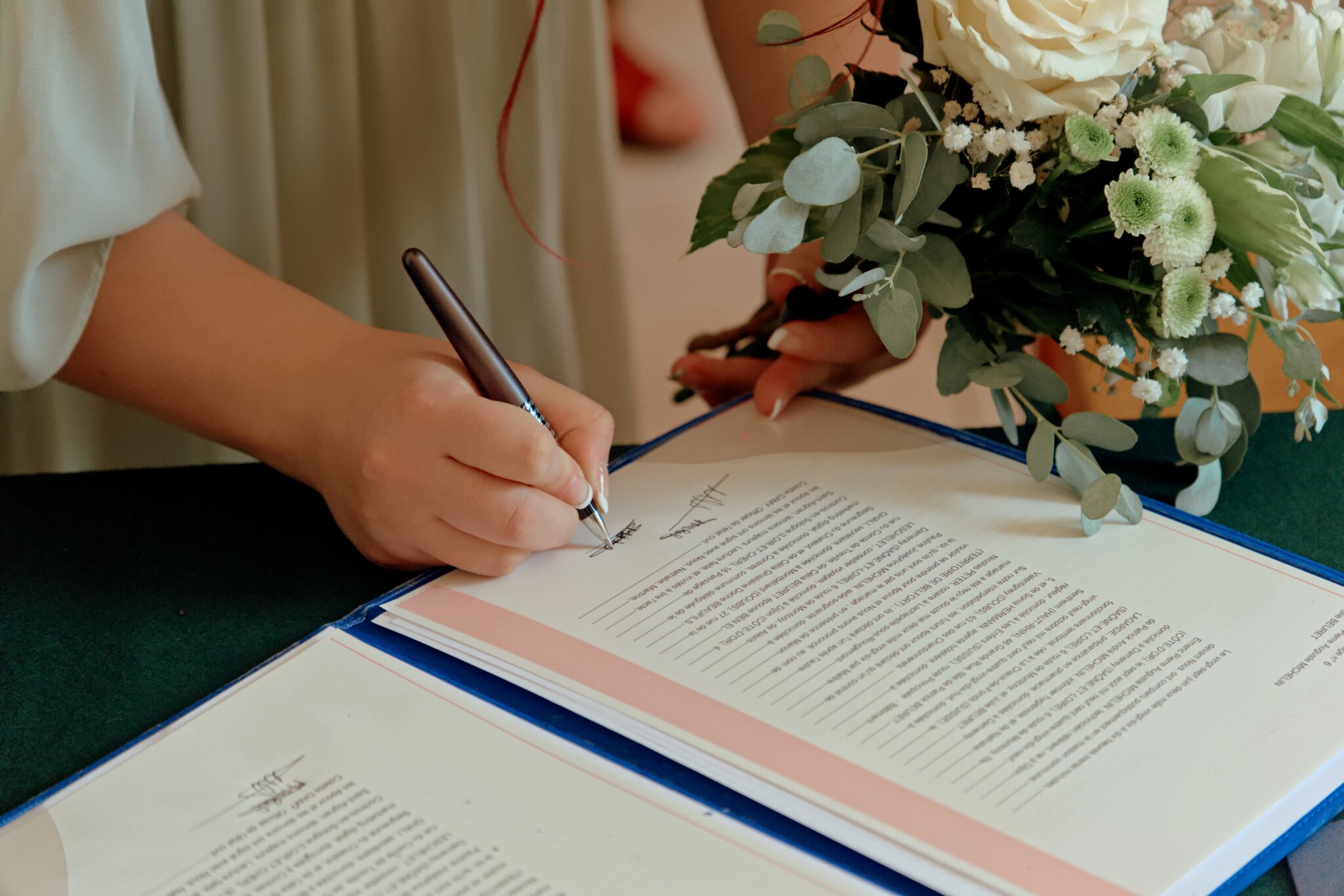 Cérémonie civile à la mairie, signature des registres