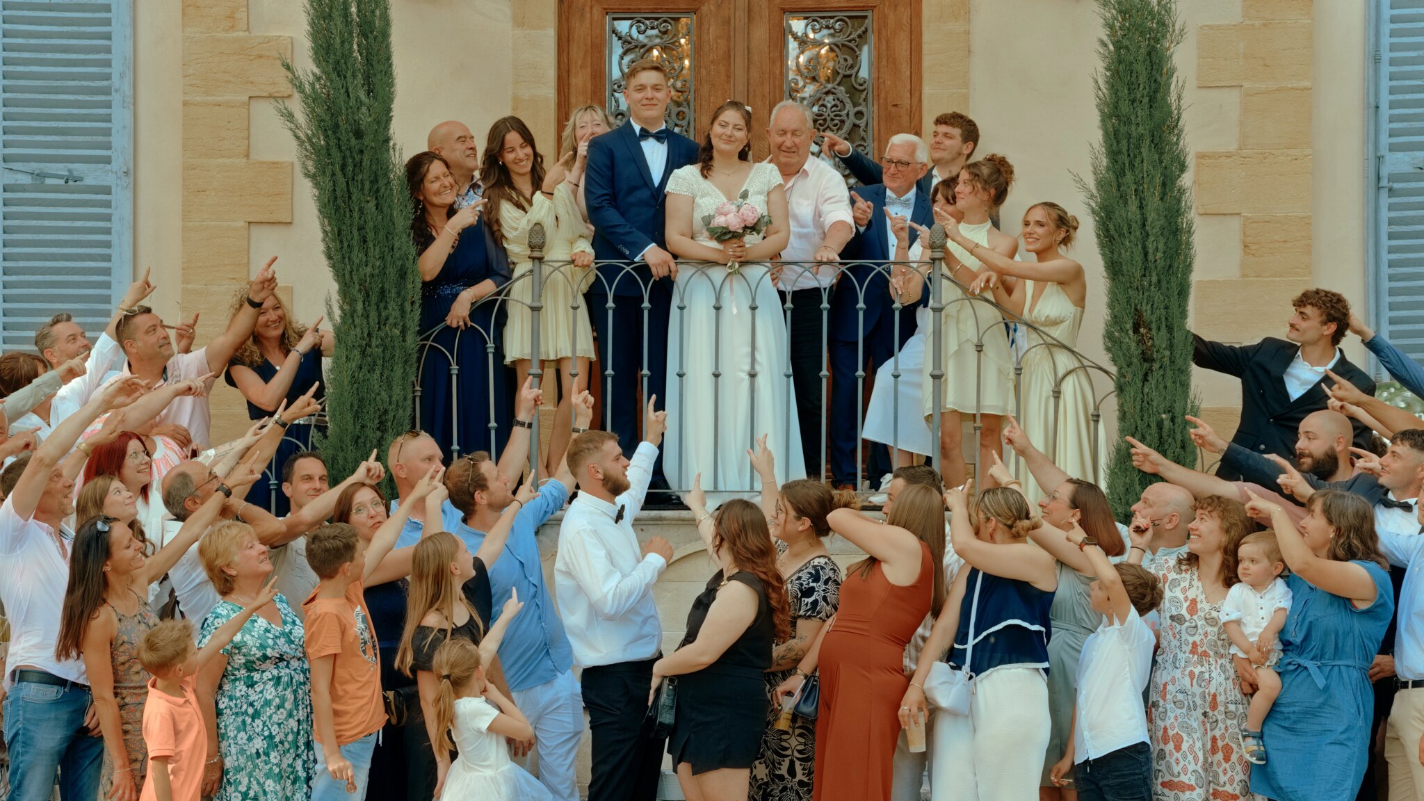 Photo de groupe avec les mariés au centre après la cérémonie