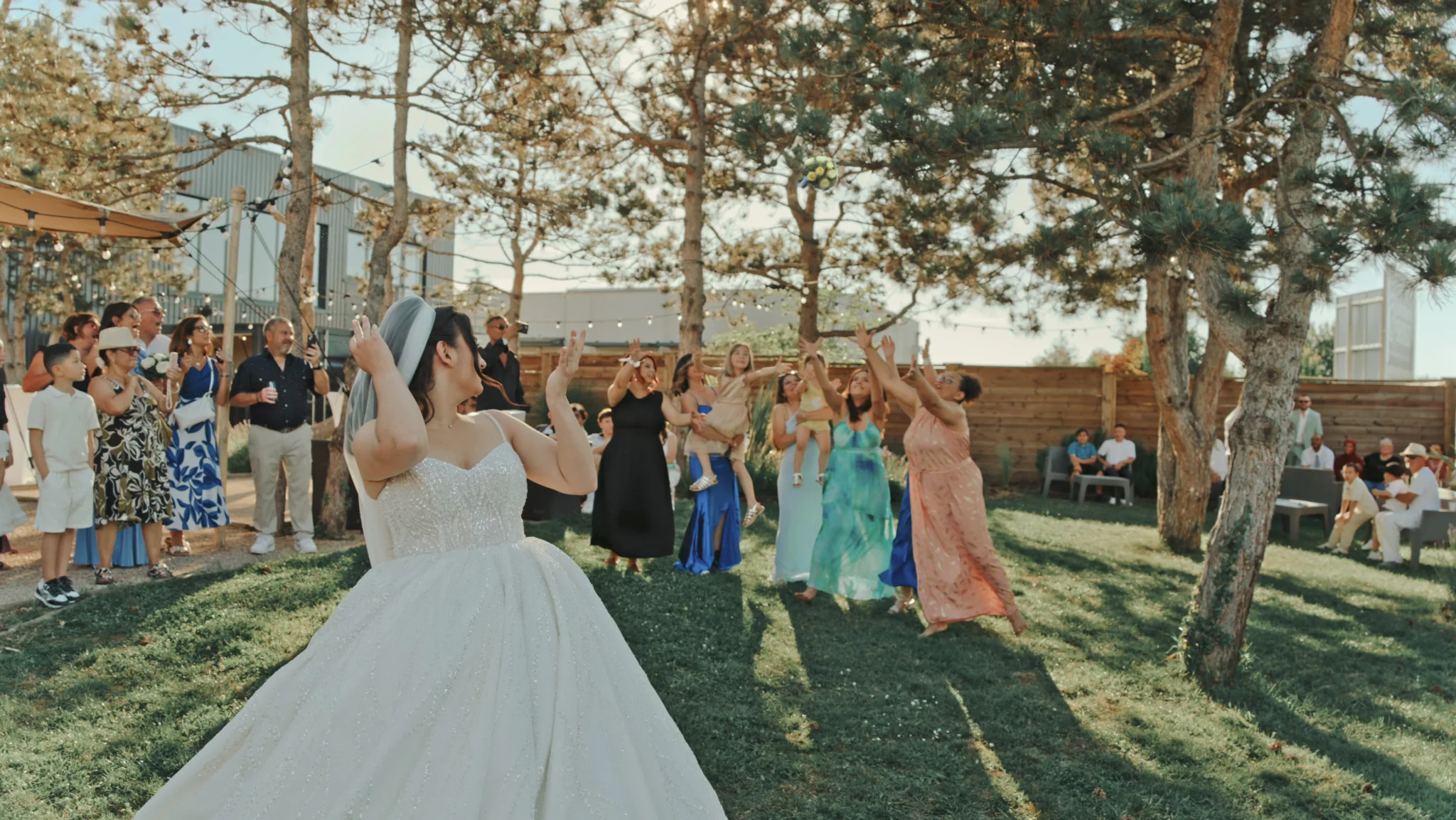Photo du lancé de bouquet de la mariée