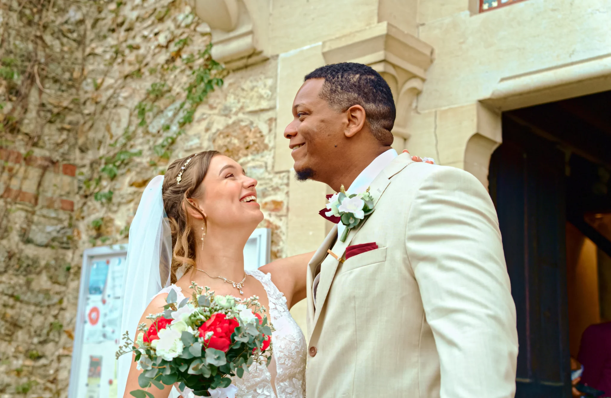 Le couple sortant de la cérémonie