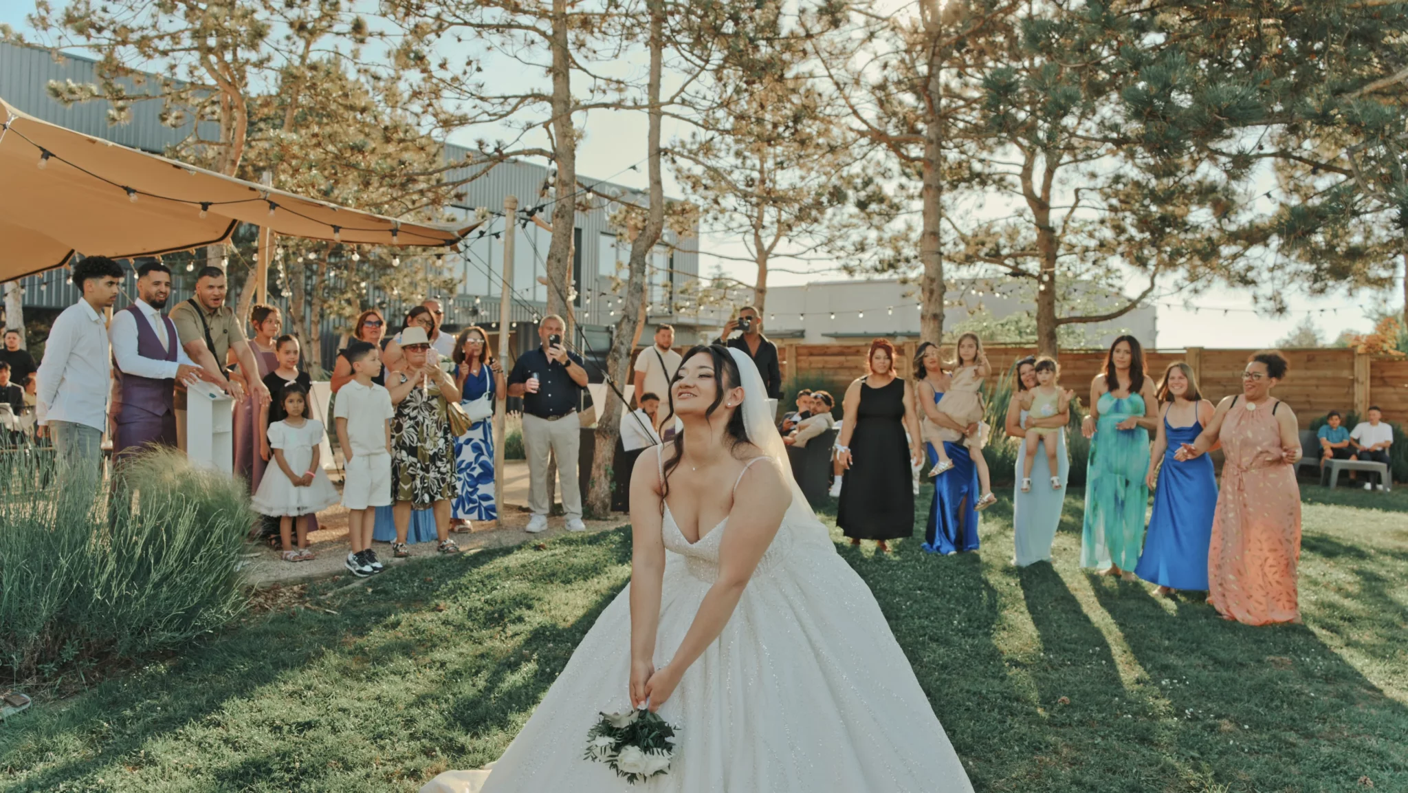 Photo du lancé de bouquet de la mariée