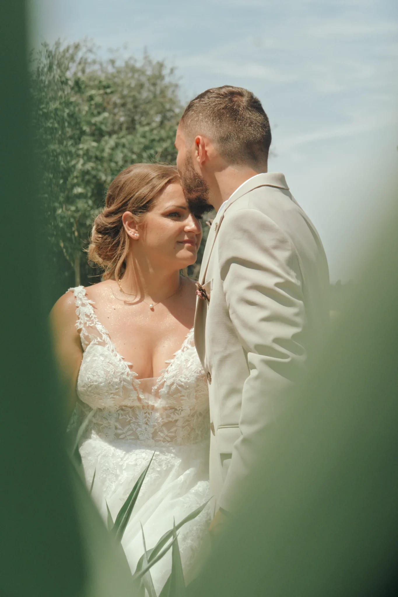 Photo du couple de mariés dans un champ de maïs