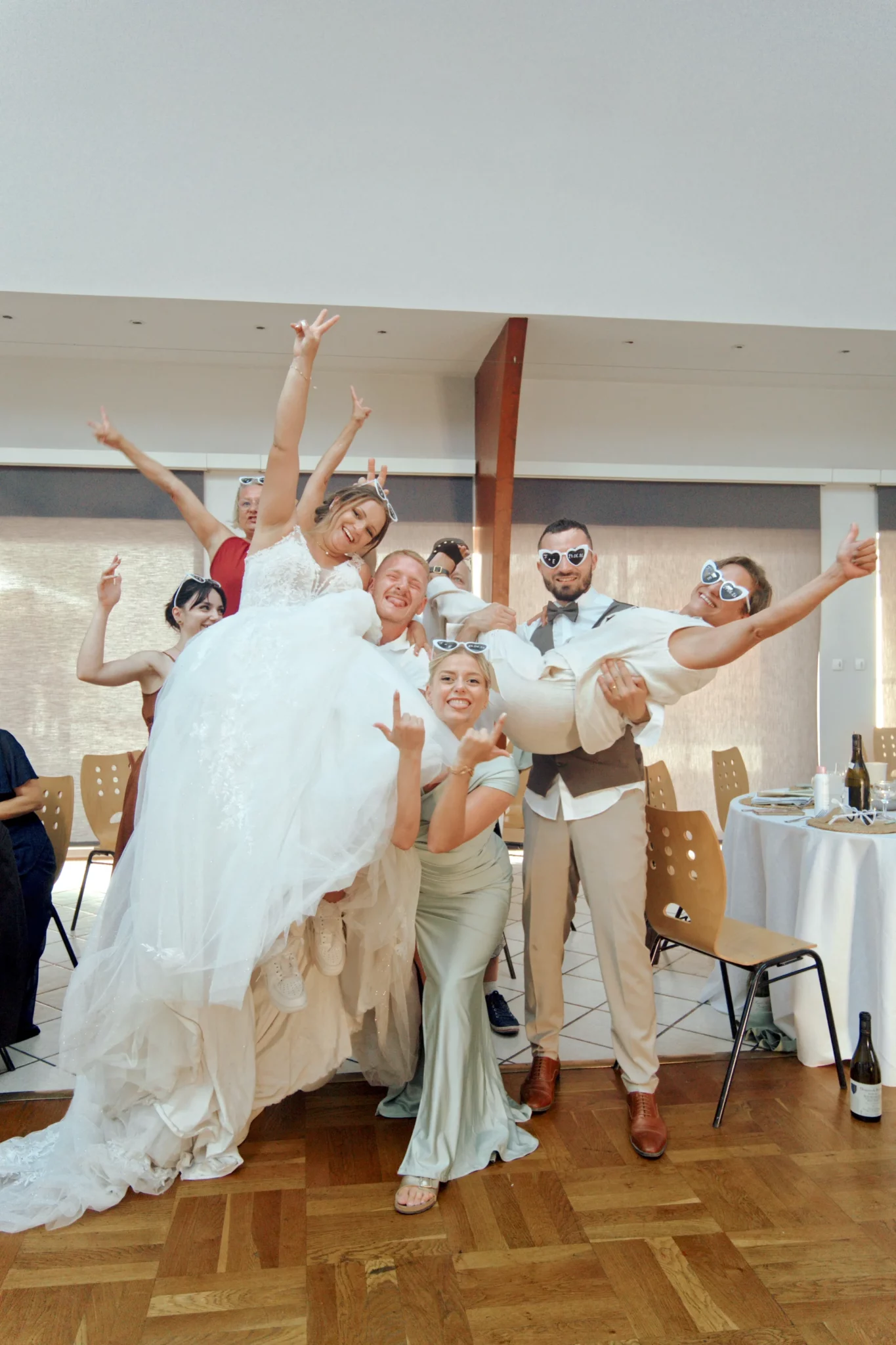 Photo de groupe dans la salle de réception de mariage